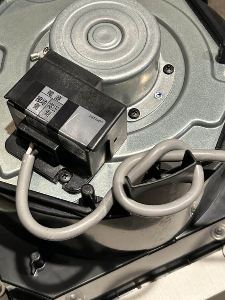 自作塗装ブース 換気扇のケーブル処理