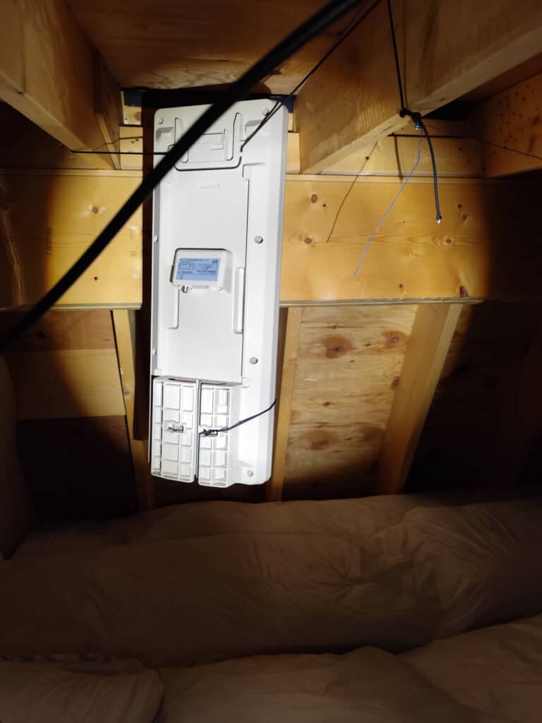 屋根裏に設置したDXアンテナ UAH201