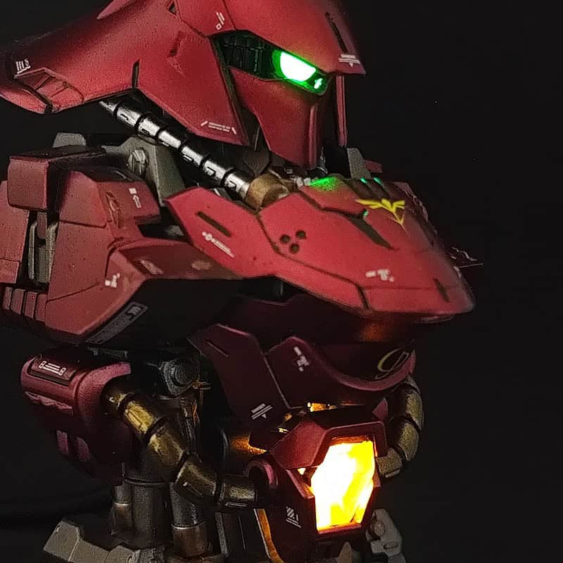 MSメカニカルバスト サザビーの完成作例。自前LEDで緑のモノアイと黄色の腹部を同時点灯させた状態