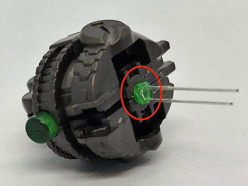 MSメカニカルバストの内部メカに3mm LEDを取り付けた状態。赤丸でLED取り付け位置を示している