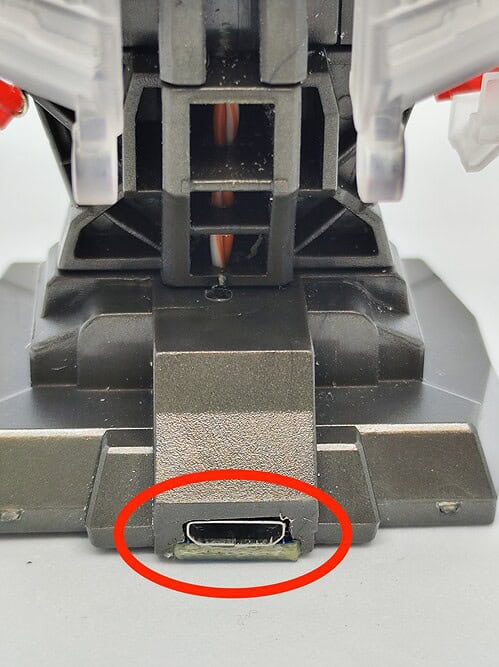 MSメカニカルバスト外装の台座裏にUSBコネクタを取り付けた例
