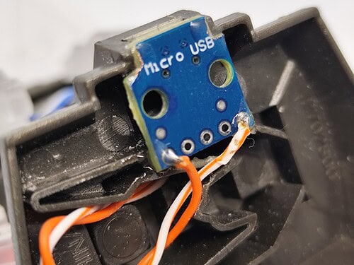 MSメカニカルバスト外装の台座裏に固定したmicro USBコネクタ基板と配線の取り回し例