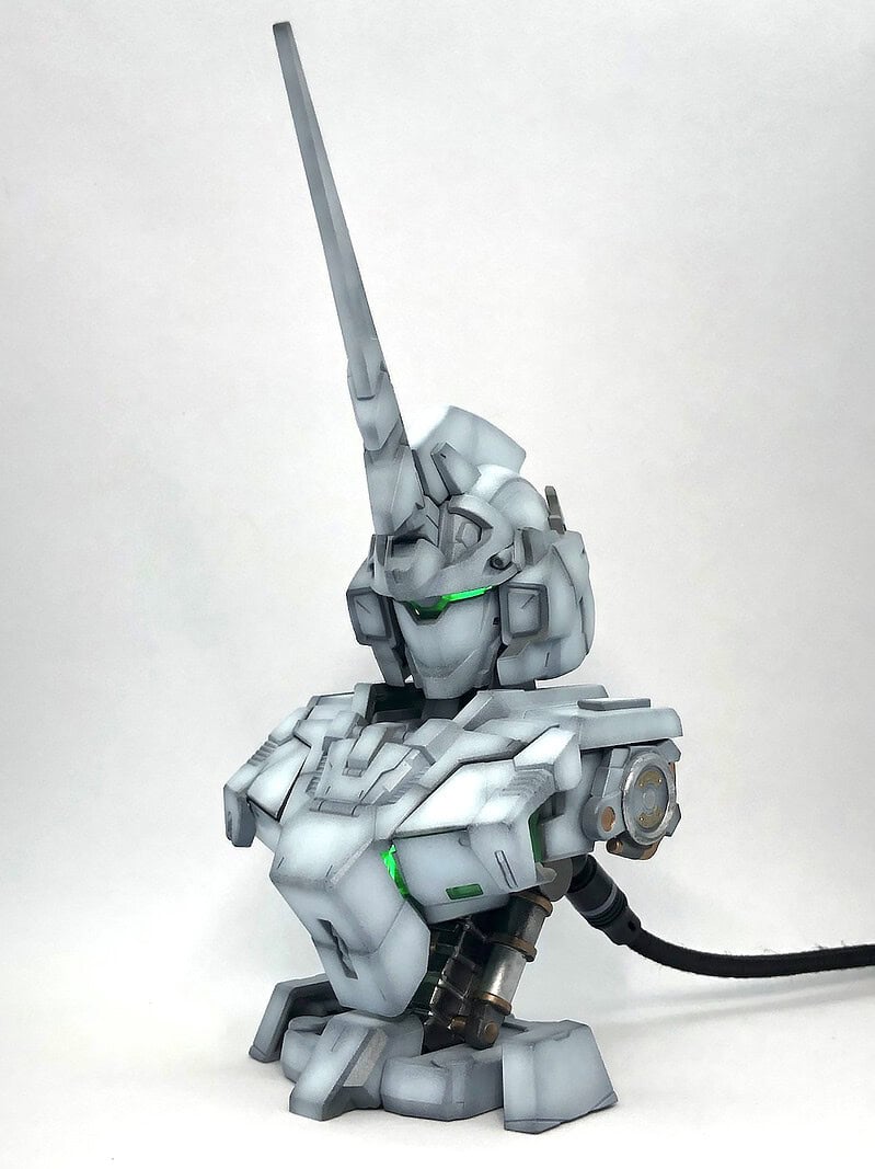 MSメカニカルバスト ユニコーンガンダム ユニコーンモードをロービジ風に塗装した完成作例の全景