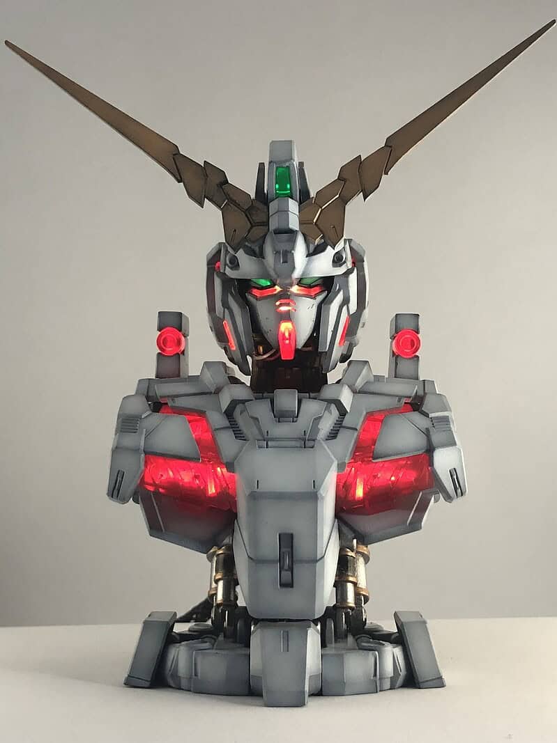 ユニコーンガンダム デストロイモードの正面発光状態