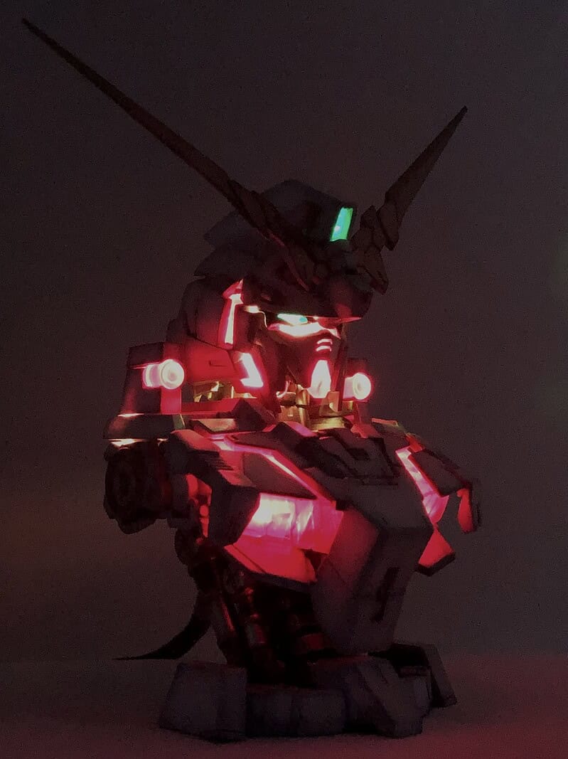 メカニカルバスト ユニコーンガンダム デストロイモードをアドレサブルLEDで赤く発光させた完成写真